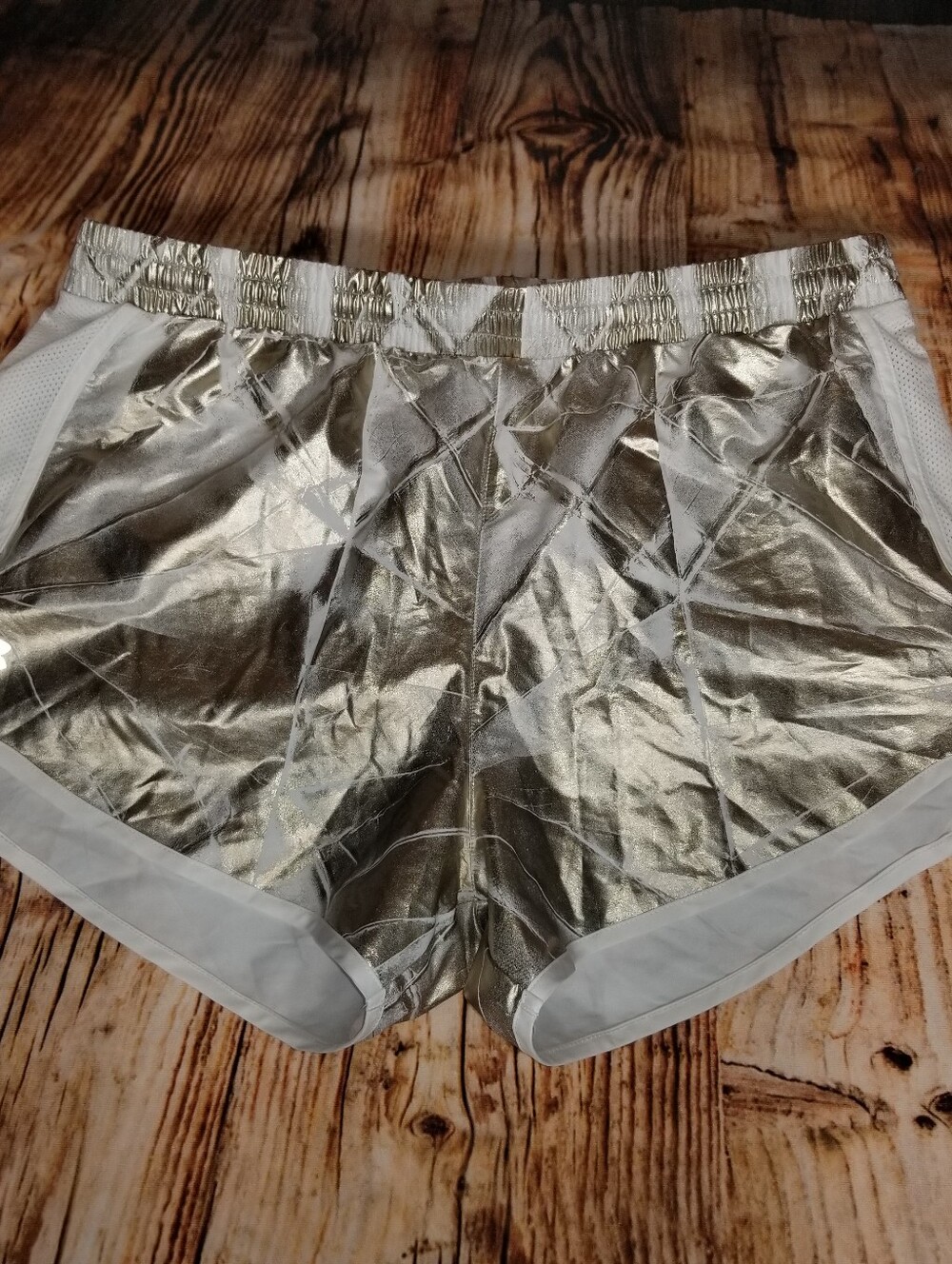 Under Armour HeatGear Women Gold Splash Loose Medium Shorts Athletic Running